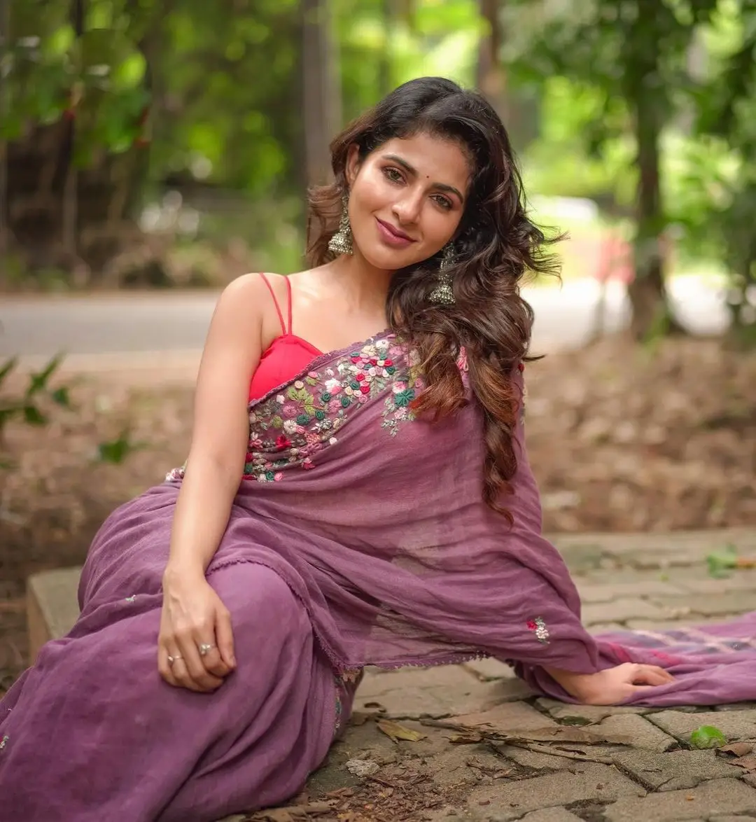 INDIAN GIRL ISWARYA MENON IN TRADITIONAL VIOLET SAREE SLEEVELESS RED BLOUSE 9